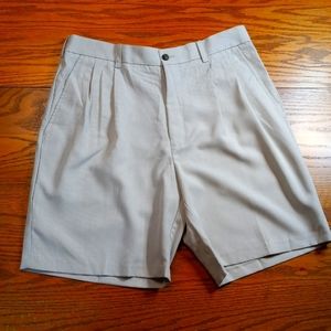 Izod Pleated golf shorts Like new!
